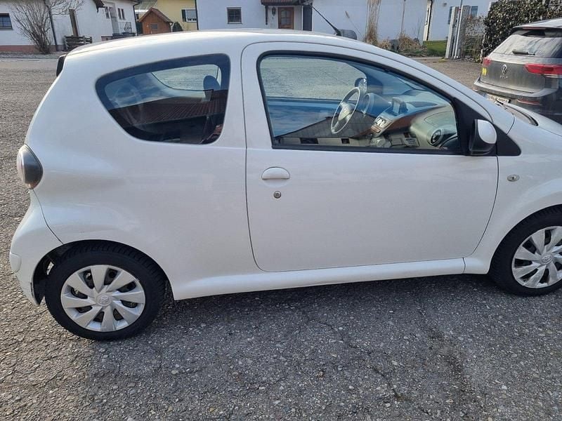 Gebraucht Toyota Aygo 68 PS (50 kW) 2013 Weiß Kleinwagen