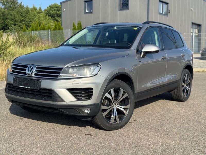 Silber Gebraucht 2018 VW Touareg Terrain Tech SUV | 15.990 € (Fairer Preis) - Bild 1/4