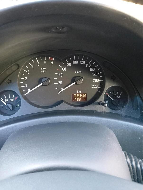 Grau Gebraucht 2000 Opel Corsa Kleinwagen | 500 € (Guter Preis) - Bild 1/4