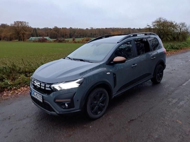 Grau Gebraucht 2024 Dacia Jogger Extreme Van / Kleinbus | 19.500 € (Fairer Preis) - Bild 1/4