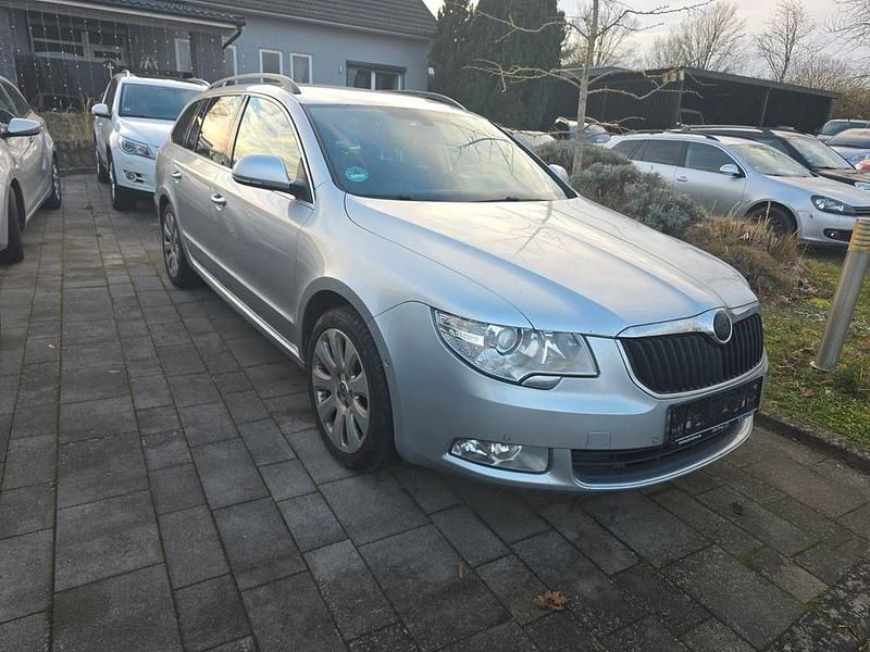 Silber Gebraucht 2010 Skoda Superb Ambition Kombi | 4.490 € (Superpreis) - Bild 1/4