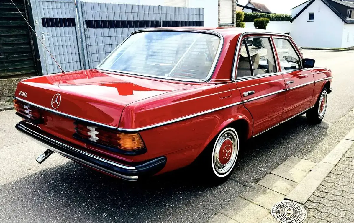 Gebraucht Mercedes 200 94 PS (69 kW) 1978 Rot Limousine