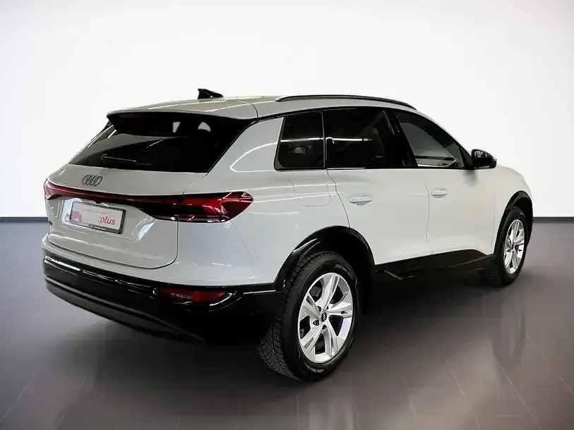 Używany Audi Q6 e-tron Ambiente 185 kW (252 KM) 2025 Biały SUV