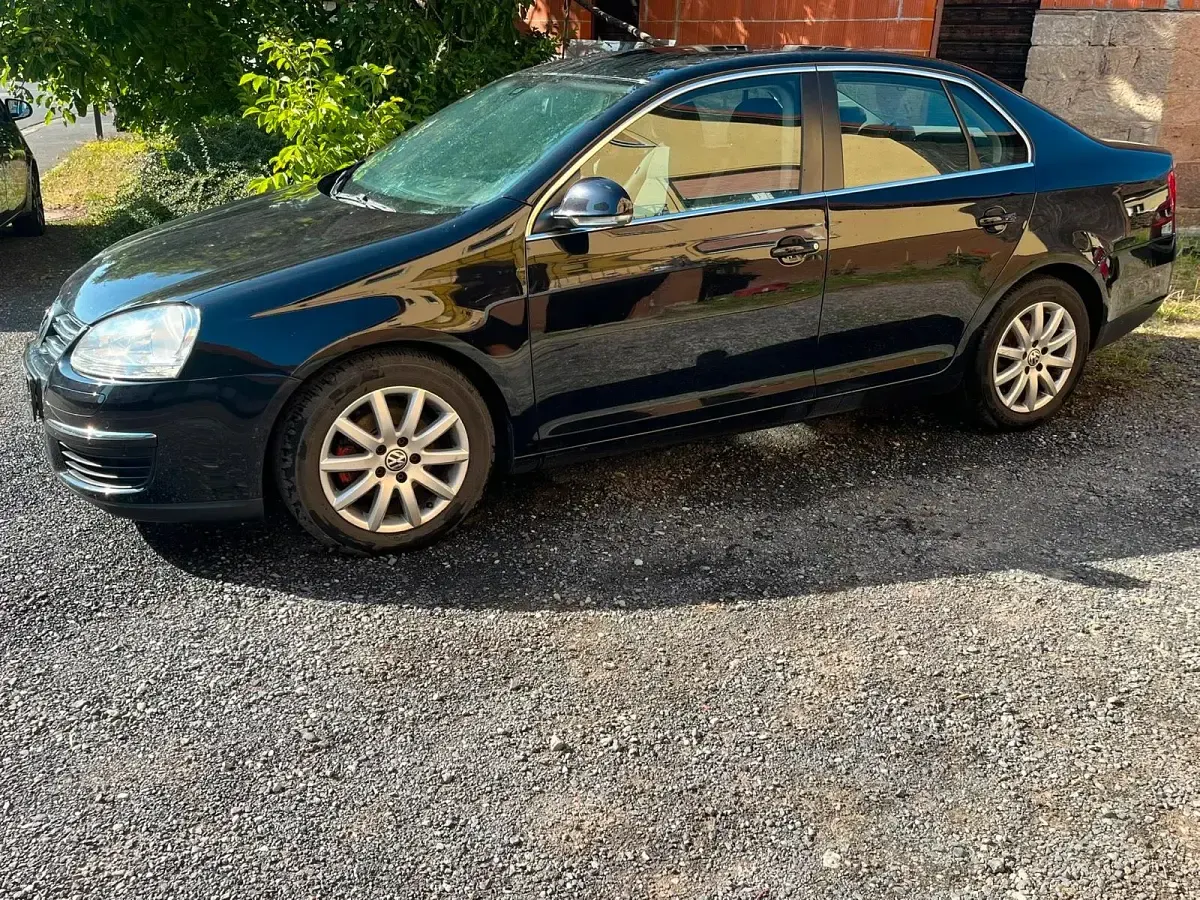 Gebraucht VW Jetta 105 PS (77 kW) 2010 Schwarz Limousine