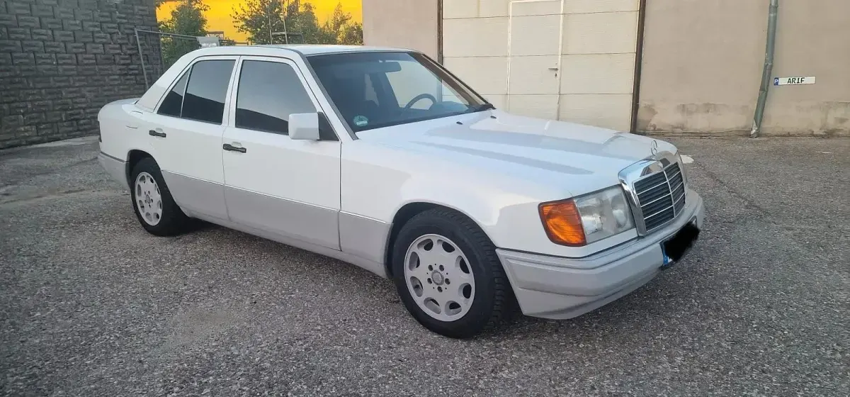 Gebraucht Mercedes E200 118 PS (86 kW) 1992 Weiß Limousine
