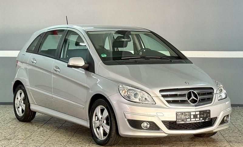 Gebraucht Mercedes B180 109 PS (80 kW) 2011 Silber Van / Kleinbus