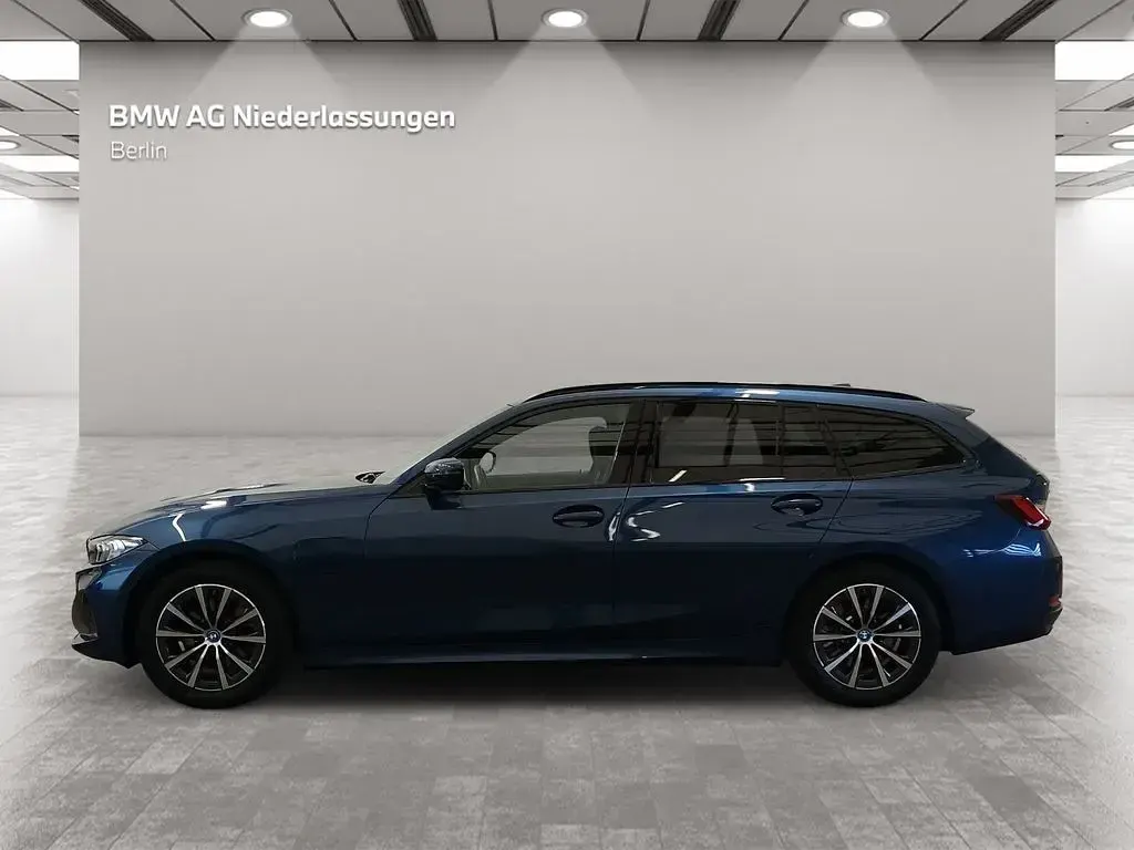 Gebraucht BMW 330e Sport Line 292 PS (214 kW) 2023 Blau Kombi
