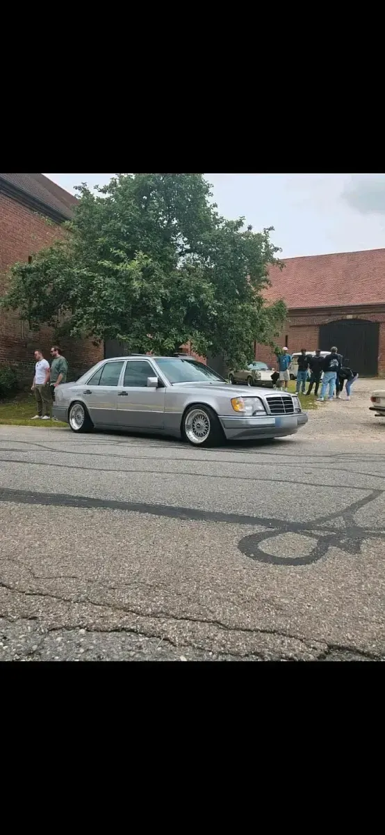 Gebraucht Mercedes E220 150 PS (110 kW) 1993 Silber Limousine