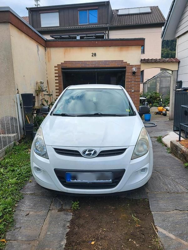 Weiß Gebraucht 2009 Hyundai i20 Limousine | 2.700 € (Fairer Preis) - Bild 1/4