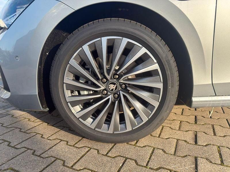 Neu Skoda Superb LAURIN & KLEMENT 150 PS (110 kW) 2025 Silber Kombi