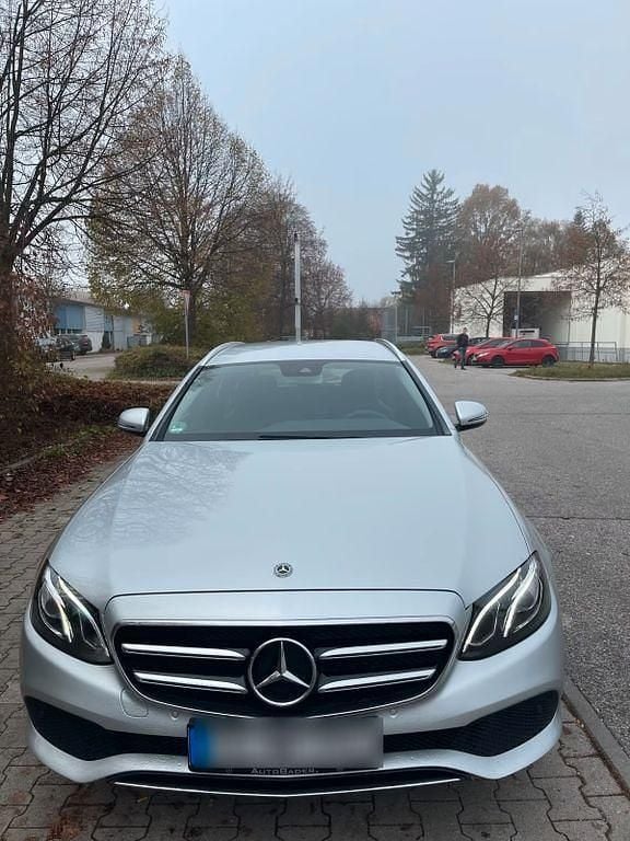 Silber Gebraucht 2019 Mercedes E220 Limousine | 17.500 € (Guter Preis) - Bild 1/4
