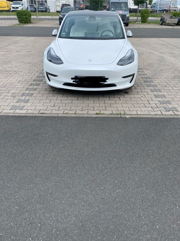 Weiß Gebraucht 2023 Tesla Model 3 Limousine | 37.900 € (Teuer) - Bild 1/4