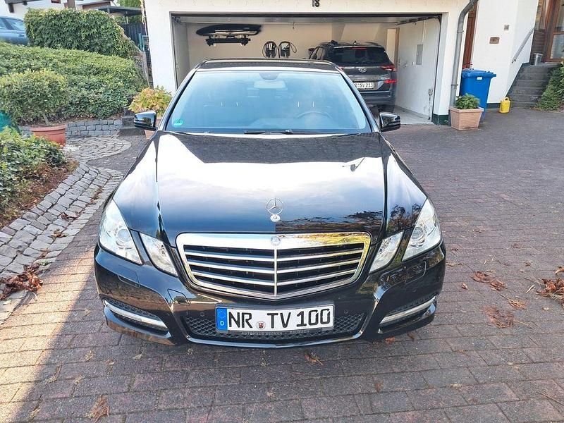 Schwarz Gebraucht 2012 Mercedes E200 Avantgarde Limousine | 12.800 € (Fairer Preis) - Bild 1/4