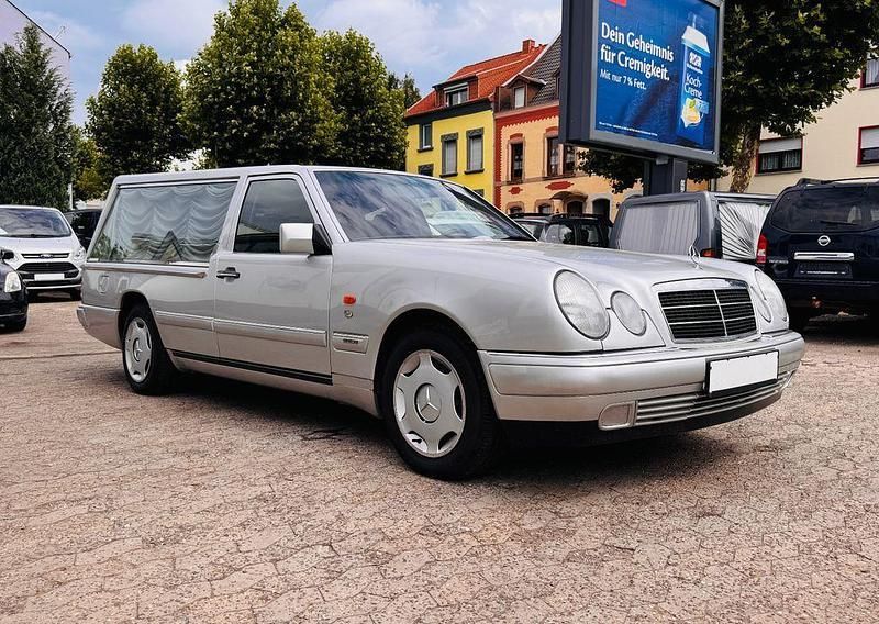 Grau Gebraucht 1993 Mercedes E200 Kombi | 11.400 € - Bild 1/4