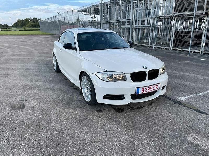 Weiß Gebraucht 2013 BMW 135 Performance Kleinwagen | 19.900 € (Superpreis) - Bild 1/4