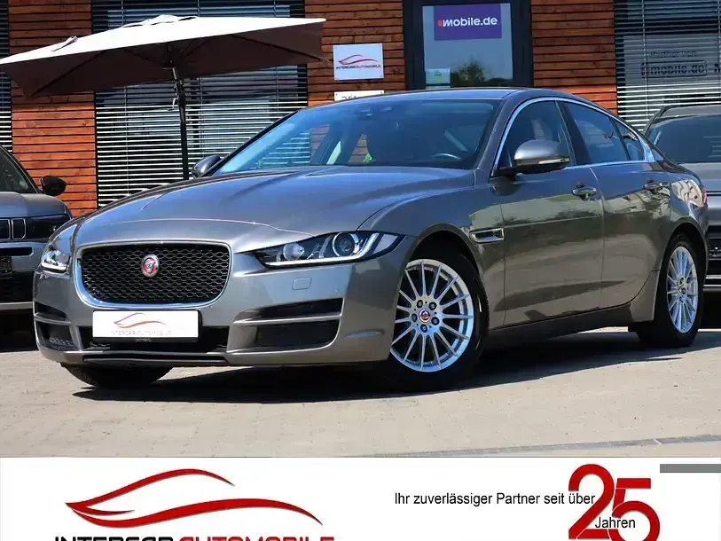 Gebraucht Jaguar XE Prestige 163 PS (119 kW) 2018 Silicon silver Limousine