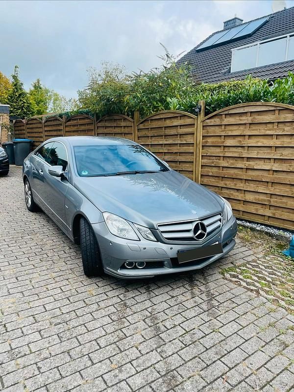 Silber Gebraucht 2009 Mercedes E250 Coupé | 12.500 € (Etwas zu teuer) - Bild 1/3