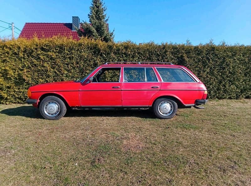 Gebraucht Mercedes 240 65 PS (47 kW) 1985 Rot Kombi