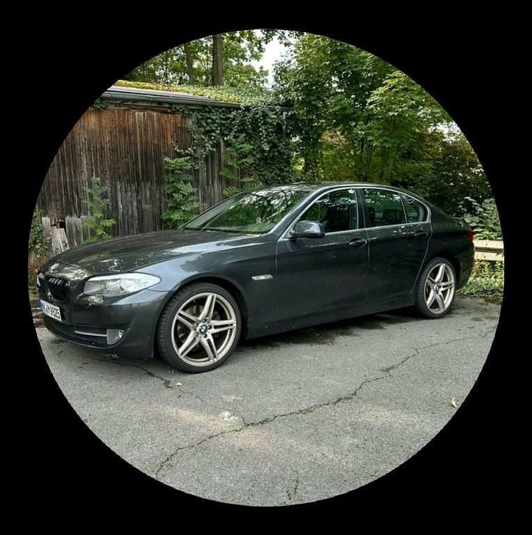 Grau Gebraucht 2010 BMW 523 Limousine | 6.900 € (Superpreis) - Bild 1/4