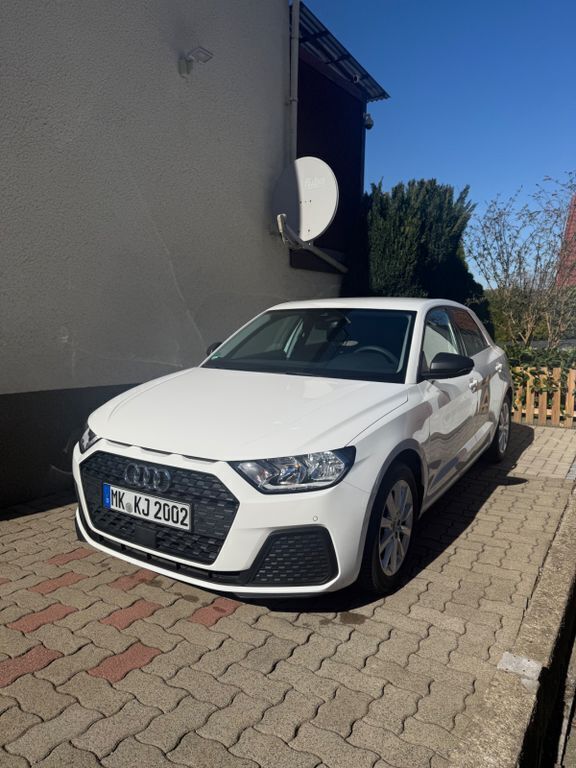 Weiß Gebraucht 2023 Audi A1 Sportback Ambiente Kleinwagen | 19.500 € (Superpreis) - Bild 1/4