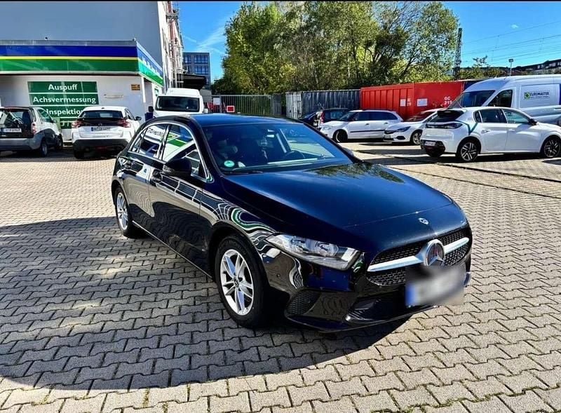 Gebraucht Mercedes A180 116 PS (85 kW) 2019 Schwarz Limousine