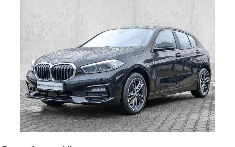 Schwarz Gebraucht 2021 BMW 118 Sport Line Kleinwagen | 22.490 € (Fairer Preis) - Bild 1/4