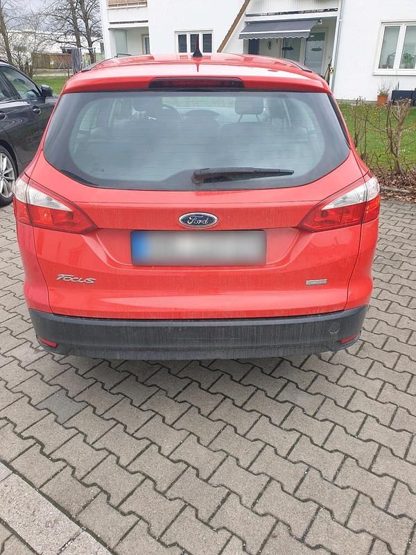 Second-hand Ford Focus 100 CP (73 kW) 2014 Roșu Break