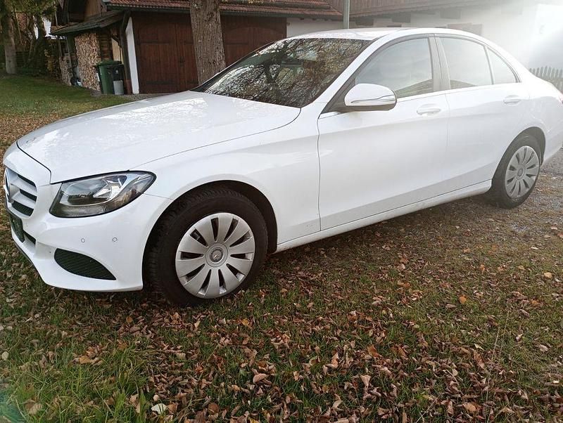 Weiß Gebraucht 2014 Mercedes C180 Exclusive Limousine | 14.499 € (Fairer Preis) - Bild 1/4