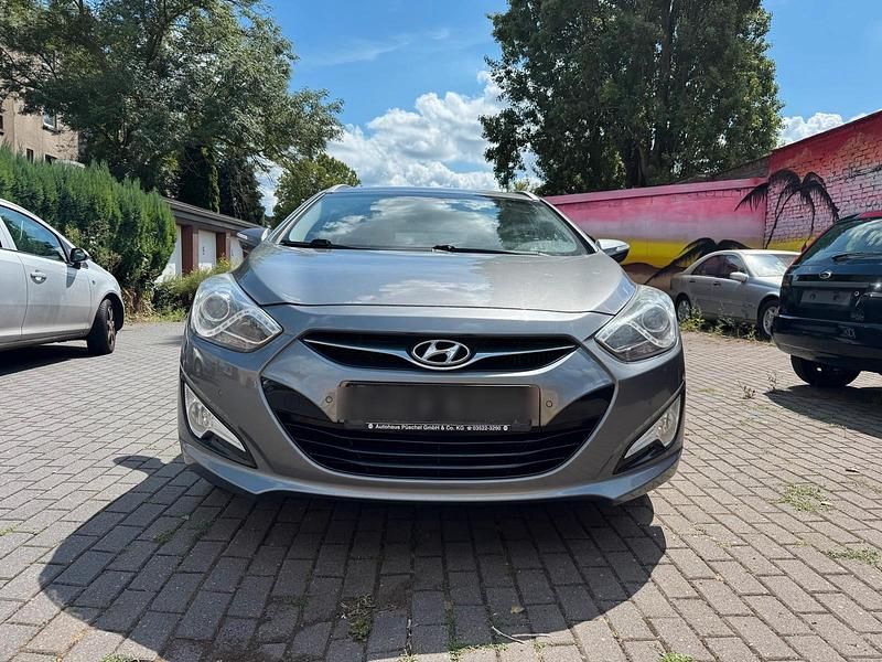 Grau Gebraucht 2012 Hyundai i40 Kombi | 3.199 € (Superpreis) - Bild 1/4