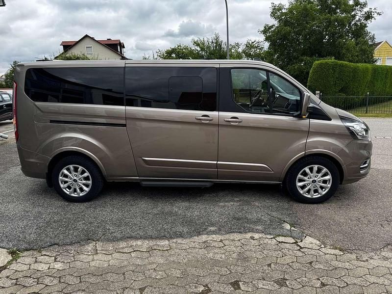 Gebraucht Ford Tourneo Titanium 150 PS (110 kW) 2023 Pyritsilber Van / Kleinbus