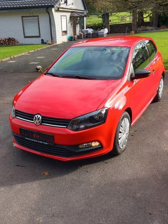 Rot Gebraucht 2015 VW Polo Trendline Kleinwagen | 7.850 € (Teuer) - Bild 1/4
