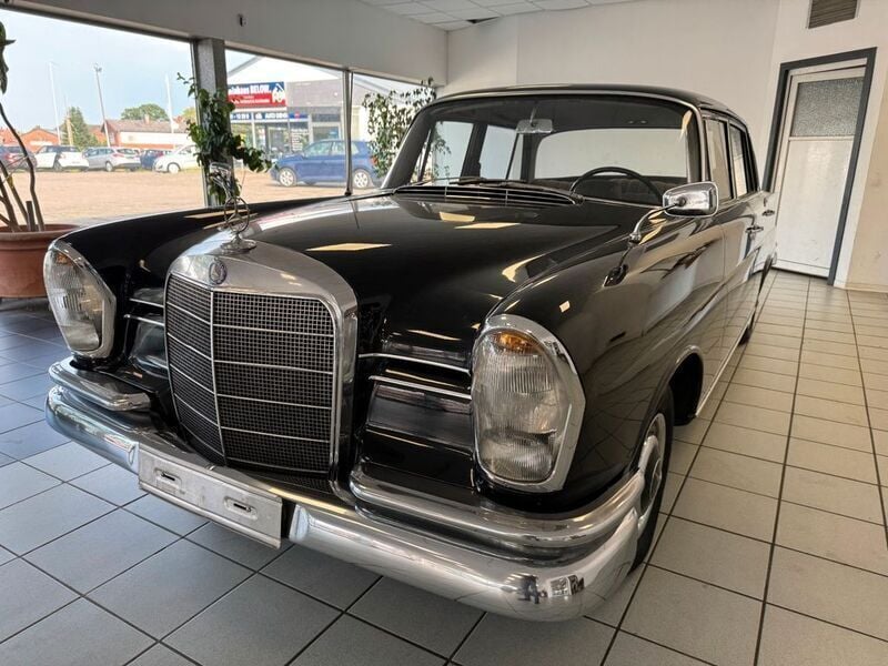 Schwarz Gebraucht 1964 Mercedes W111 Limousine | 19.980 € - Bild 1/4