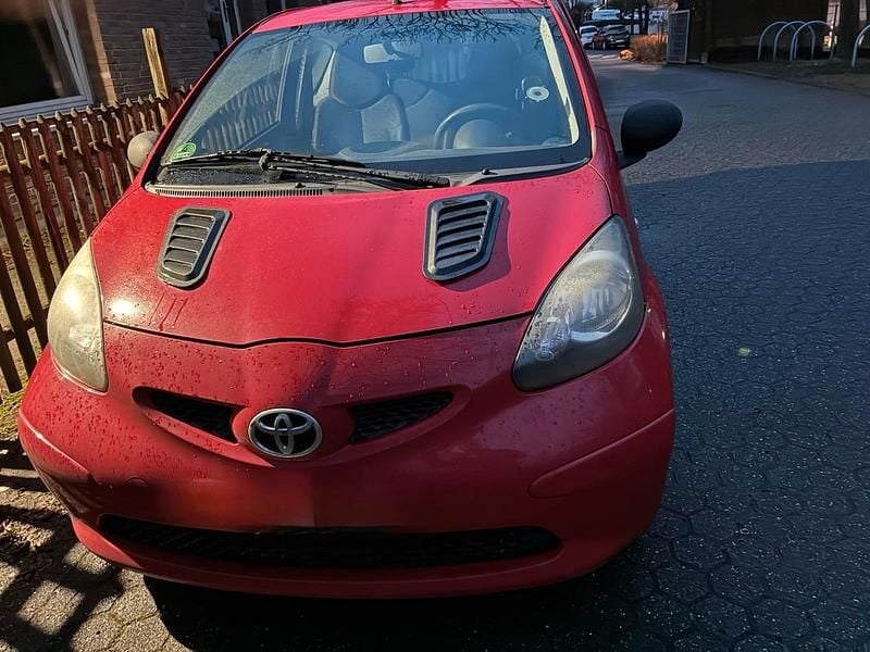 Gebraucht Toyota Aygo 68 PS (50 kW) 2008 Rot Kleinwagen