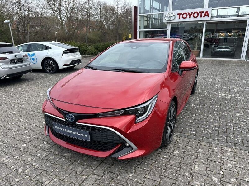 Karminarot Gebraucht 2022 Toyota Corolla Lounge Limousine | 24.900 € (Fairer Preis) - Bild 1/4