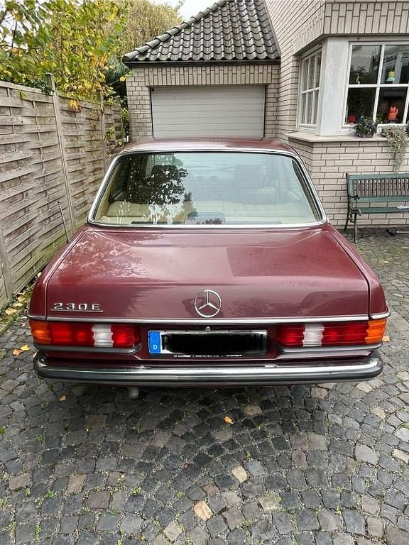 Gebraucht Mercedes E230 136 PS (100 kW) 1983 Rot Limousine