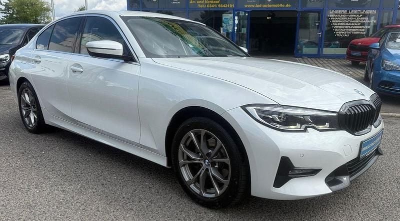 Weiß Gebraucht 2021 BMW 318 Sport Line Limousine | 24.980 € (Fairer Preis) - Bild 1/4