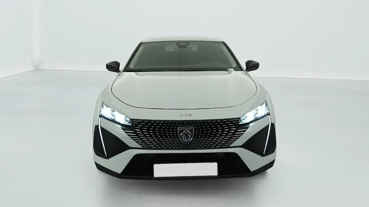 Gebraucht Peugeot 408 Allure 136 PS (100 kW) 2024 (blanc okenite) SUV
