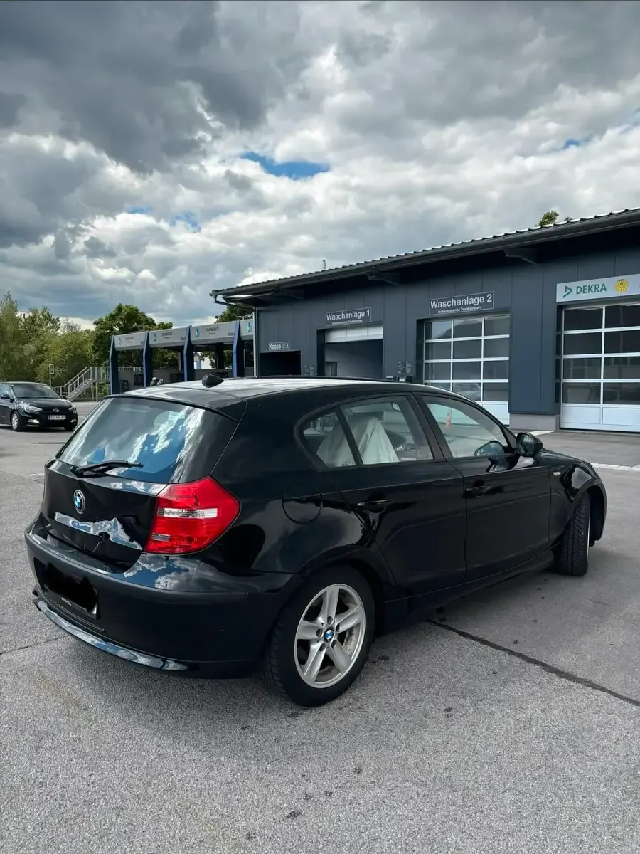 Gebraucht BMW 116 122 PS (89 kW) 2011 Schwarz Kleinwagen