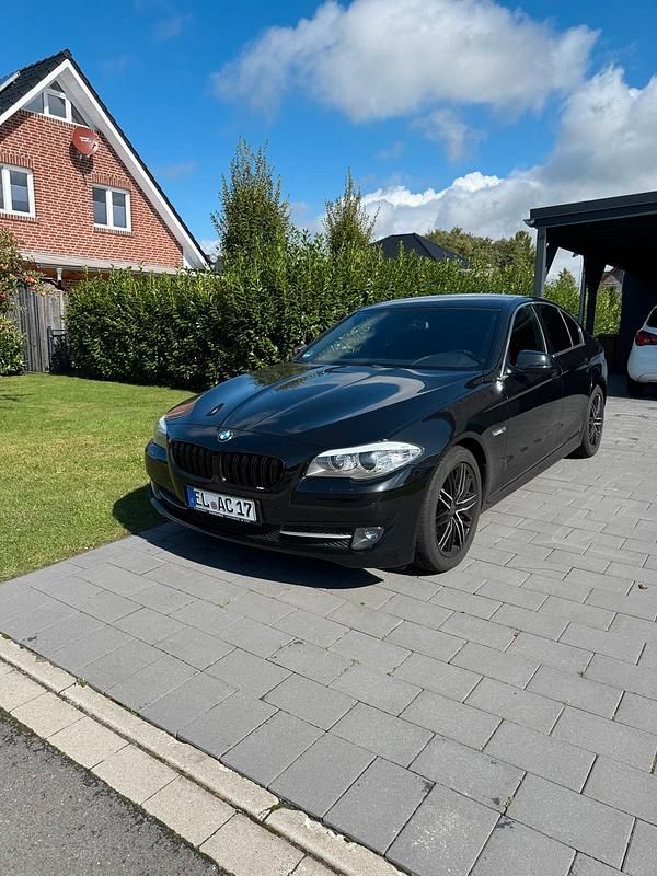 Schwarz Gebraucht 2011 BMW 523 Limousine | 9.950 € (Fairer Preis) - Bild 1/4