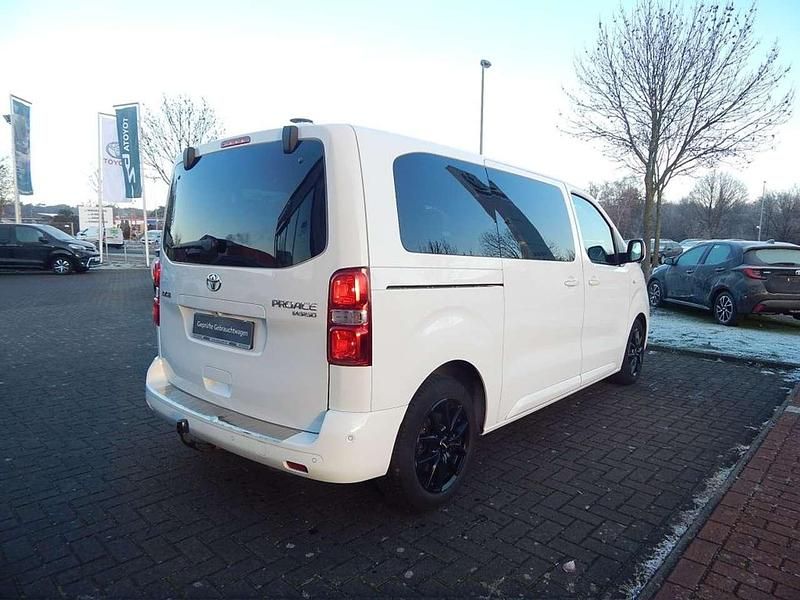 Gebraucht Toyota Proace Verso Executive 177 PS (130 kW) 2017 Schaumweiß Kombi