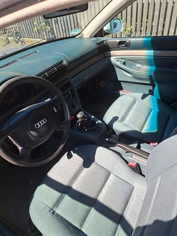 Silber Gebraucht 1998 Audi A4 Limousine | 500 € (Superpreis) - Bild 1/4