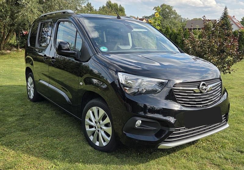 Schwarz Gebraucht 2018 Opel Combo Life Innovation Van / Kleinbus | 12.500 € (Guter Preis) - Bild 1/4