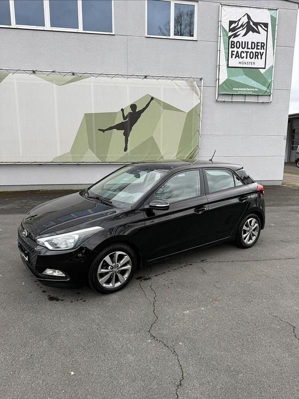 Gebraucht Hyundai i20 YES! Silver 84 PS (61 kW) 2015 Schwarz Kleinwagen