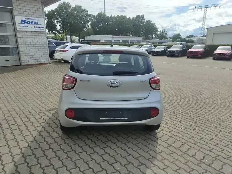 Gebraucht Hyundai i10 Classic 67 PS (49 kW) 2018 Sleek silver / met Kleinwagen