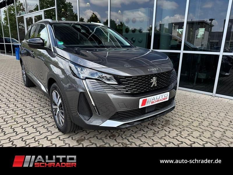 Grau Gebraucht 2023 Peugeot 5008 Allure Van / Kleinbus | 30.980 € (Teuer) - Bild 1/4