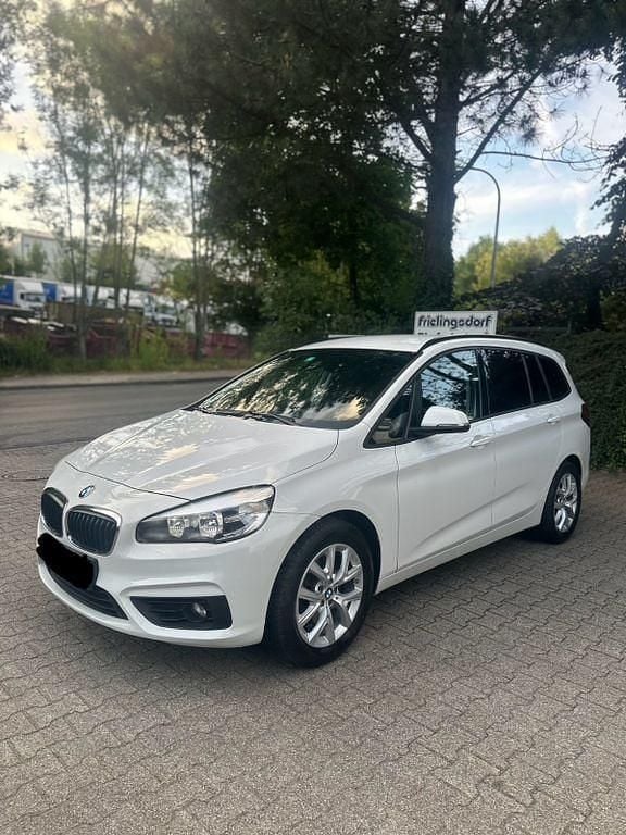 Weiß Gebraucht 2016 BMW 218 Gran Tourer Sport Line Van / Kleinbus | 9.900 € (Guter Preis) - Bild 1/4