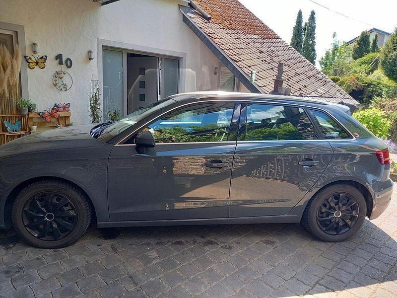 Grau Gebraucht 2017 Audi A3 Sportback Sport Limousine | 17.800 € (Fairer Preis) - Bild 1/4