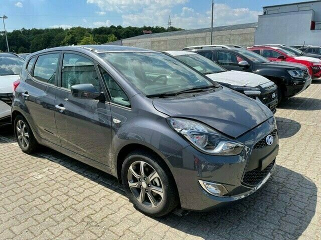 Grau metallic Gebraucht 2019 Hyundai ix20 Van / Kleinbus | 18.790 € - Bild 1/4
