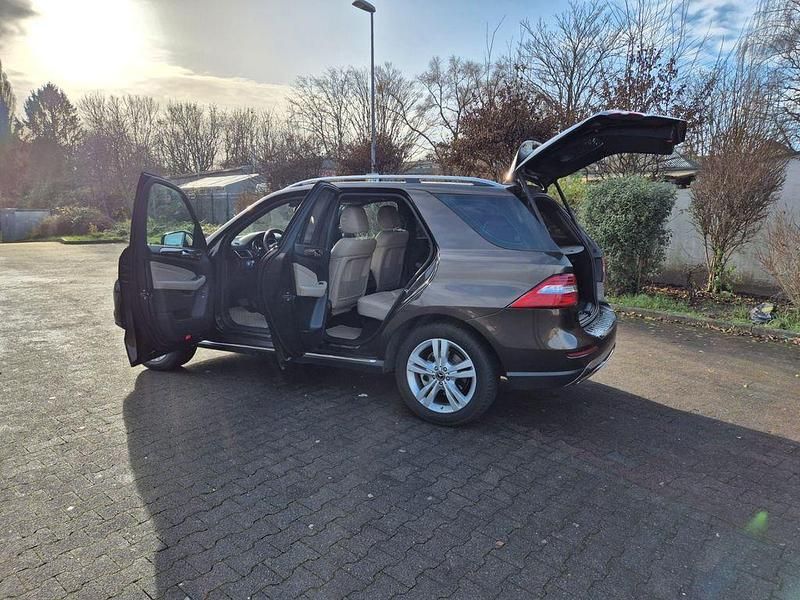 Braun Gebraucht 2012 Mercedes ML350 SUV | 22.359 € (Fairer Preis) - Bild 1/4
