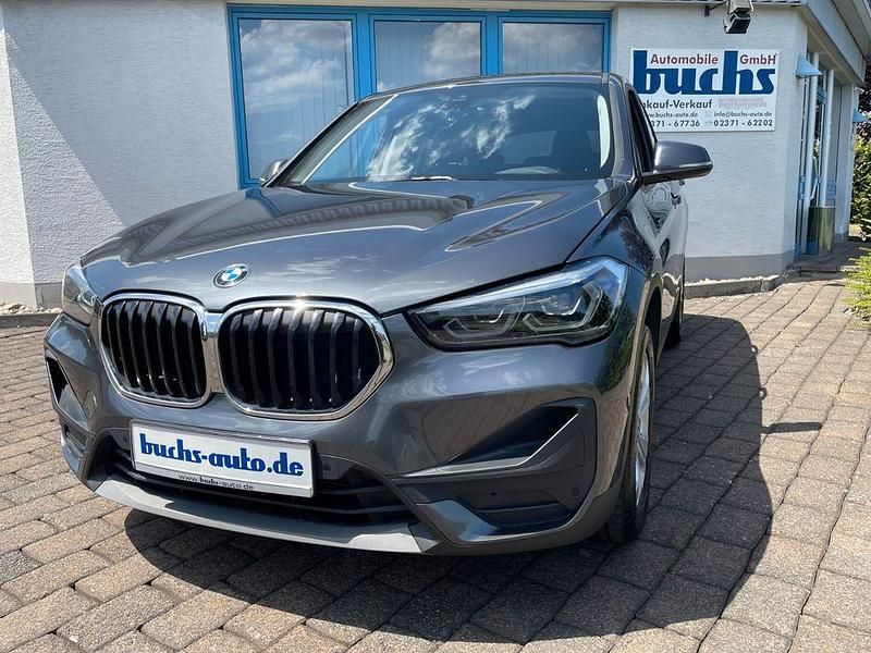 Mineralgrau (metallic) Gebraucht 2022 BMW X1 Advantage SUV | 19.790 € (Superpreis) - Bild 1/4